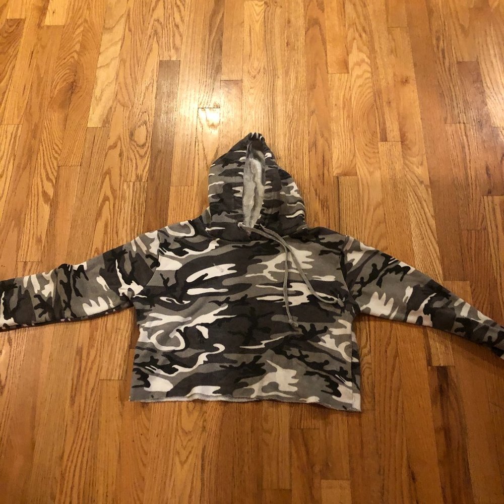 So Nikki cropped camo hoodie sweatshirt